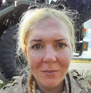 Šis foto tapis militārās nometnes 17. dienas vakarā. Atgriežoties no Iecavas, temperatūra uzkāpusi līdz 38 grādiem un ārste Annai teikusi: "Meitenīt, manā kabinetā drīkst raudāt – malacis, tu izturēji līdz galam, tagad vajadzēs gan mazliet atpūsties."