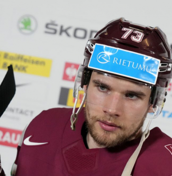 Latvijas hokeja izlases spēlētājs Deniss Smirnovs.