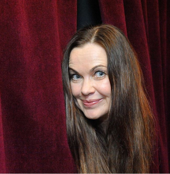 Evija Krūze: ""Viss par Ievu" būs krāšņa izrāde ar tiešām atklāti saskatāmām teātra aizkulisēm. Uz skatuves būs gan ģērbējs, gan grima mākslinieces, un, ripai griežoties, būs redzami arī skatuves mākslinieki un vērojamas nianses, kas notiek starp ainām. Tomēr noslēpums neizpaliks..."