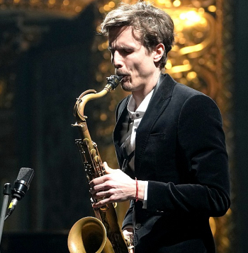 Saksofonists Kārlis Auziņš uzstājas "Lielās mūzikas balvas 2022" pasniegšanas ceremonijā Latvijas Nacionālajā operā.