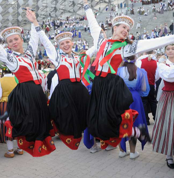 Pēc desmit gadu pārtraukuma šovasar notikušie Skolu jaunatnes dziesmu un deju svētki, iesaistot gandrīz 38 000 dalībnieku, bija mākslinieciski augstvērtīgi, tomēr ar tiem saistītās problēmas ir saglabājušās.
