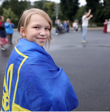 No pilna mēroga sākuma līdz šodienai Ukrainas civiliedzīvotāju skaits, kas patvērušies mūsu valstī, ir sarucis no 44 tūkstošiem līdz 31 tūkstotim. Attēlā: Ukraiņu kopiena šovasar 22. augustā organizēja Pateicības diena Latvijas tautai, lai pateiktos par sniegto patvērumu, palīdzību un atbalstu, pie Brīvības pieminekļa Rīgā ukraiņi dziedāja Latvijas valsts himnu latviešu valodā.