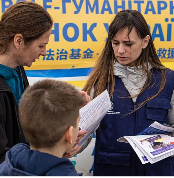 Starptautiskās bēgļu organizācijas Lietuvas birojā informē atbraukušos ukraiņus par iespējām saņem vienreizēju pabalstu 352 eiro apmērā par katru ģimenes locekli.