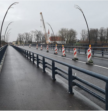 Jaunajam tiltam neviena no vecā tilta konstrukcijām nebija atbilstoša un derīga, tāpēc visus vecā tilta balstus nācies demontēt. Salacgrīvieši ir patīkami pārsteigti, ka tilta būvniecība tikusi pabeigta sākotnēji solītajos termiņos, kas Latvijā ir retums. Būvnieki apliecina – iekļauties pusotrā gadā neesot bijis viegli.