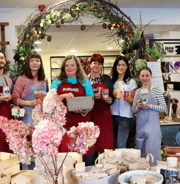 Žurnāla "Praktikais Latvietis" radošā komanda (no kreisās - Jānis Siliņš, Lelde Jaudzema, Sandra Ruska, Ingrīda Neusa-Luca, Madara Briede un Elīna Kondrāte).