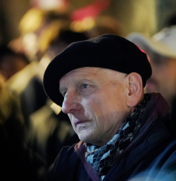 Latvijas Tautas frontes pirmais priekšsēdētājs Dainis Īvāns Doma laukumā, kur notiek protests "Nosargāsim Māti Latviju" pret izstāšanos no Eiropas Padomes Konvencijas par vardarbības pret sievietēm un vardarbības ģimenē novēršanu un apkarošanu (Stambulas konvencijas).