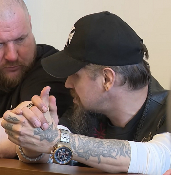 Bandas vadonis Raivis Jansons (no kreisās) un Roberts Davidovs-Stašs tiesas sēdē.