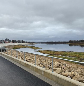 Jēkabpili no plūdiem sargās jaunais Daugavas aizsargdambis.