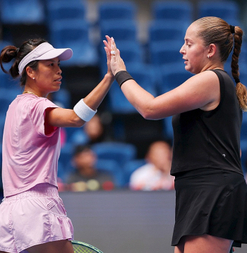 Aļona Ostapenko (no labās) kopā ar augumā smalko taivānieti Suveju Sje šogad spēlēja Austrālijas un Vimbldonas čempionātu finālos. Rīdziniece dubultspēlēs naudas balvās šogad nopelnīja gandrīz miljonu ASV dolāru.