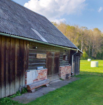 Mednieku māja iekārtota saimniecības ēkā.