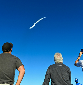 Cilvēki vēro, kā “Blue Origin” raķete “New Glenn” paceļas no 36. palaišanas kompleksa savā otrajā palaišanas mēģinājumā Kanaveralas Kosmosa spēku stacijā 2025. gada 13. novembrī, Floridā. “New Glenn” otrā misija NG-2 nogādā uz Marsu NASA dvīņu kosmosa zondes “ESCAPADE”, bet uz borta atrodas arī “Viasat” tehnoloģiju demonstrators, kas paredzēts NASA Sakaru pakalpojumu projekta atbalstam.