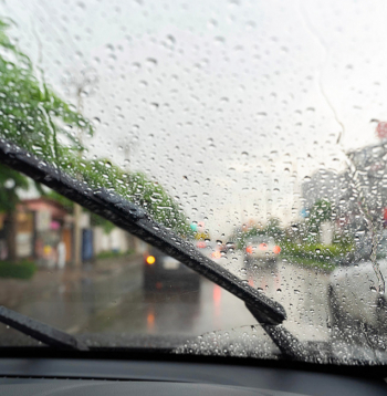 Līdzekli izmanto redzamības uzlabošanai lietū.