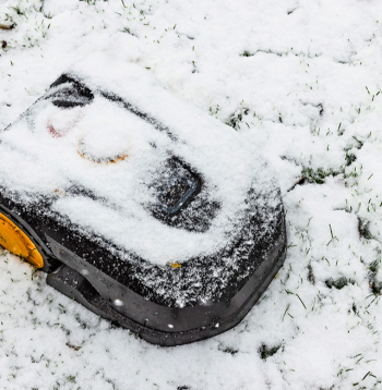Zālespļāvēju robotu ziemā uzglabā iekštelpās. Zālespļāvēju robotu ziemā uzglabā iekštelpās.