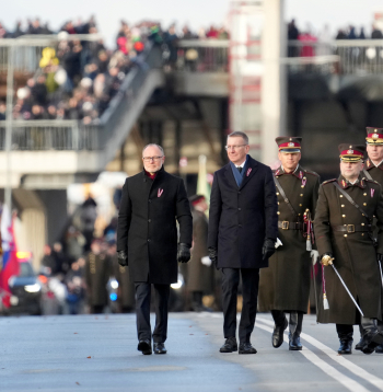 Aizsardzības ministrs Andris Sprūds (no kreisās), Valsts prezidents Edgars Rinkēvičs, Valsts prezidenta adjutants Egīls Tišanovs un Nacionālo bruņoto spēku komandieris ģenerālmajors Kaspars Pudāns piedalās Latvijas proklamēšanas 107.gadadienai veltītajā Latvijas un tās sabiedroto bruņoto spēku, Iekšlietu ministrijas pakļautības iestāžu un Jaunsardzes vienību militārajā parādē 11. novembra krastmalā.