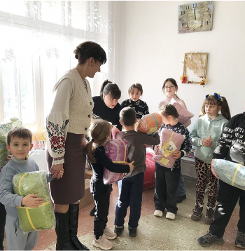 Maļiņivkas pamatskolas bērni saņēmuši dāvanas, ko sagādāja ziedotāji no Latvijas.