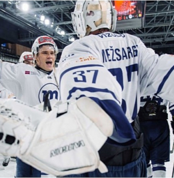 "Mogo/RSU" spēlētāji ar uzvaru apsveic komandas vārtsargu Kārli Mežsargu.