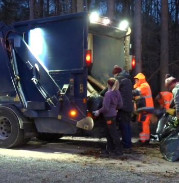 Lapu nodošanas punktā sastaptie iedzīvotāji atzīst, ka pirms siet ciet maisus cenšas tos rūpīgi pārbaudīt, lai gliemežu tur nebūtu.