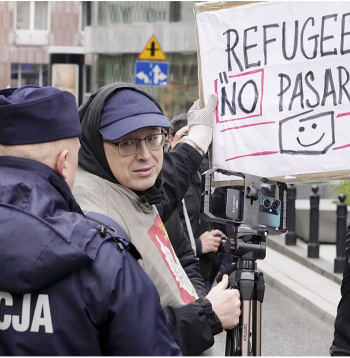 Protestējot pret ukraiņu bēgļiem, vīrietis Varšavā 10. maijā tur plakātu "Bēgļi cauri netiks".