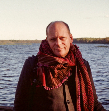 Valodnieks, tulkotājs Snorre Karkonens Svensons.