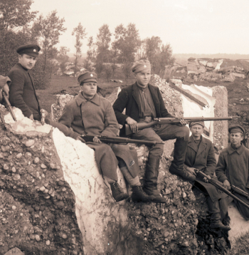 Liepājas garnizona karavīri Kara ostas fortos. 1919. gada rudens. Liepājas garnizona karavīri Kara ostas fortos. 1919. gada rudens.