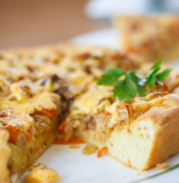 Pīrāgs ar skābu kāpostu pildījumu.