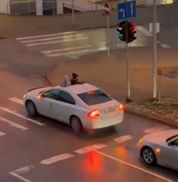 Redzams, ka bērniem pa lūkām atļauts piecelties kājās, kas, protams, ir kategoriski aizliegts.