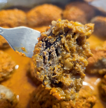 Slinkie stirnas tīteņiceptu tomātu un paprikas mērcē.