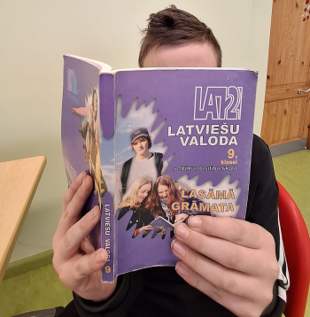 Jaunieši uzskata, ka komunicēt valsts valodā ārpus skolas ir pat svarīgāk nekā tas, ko māca latviešu valodas stundās, kur var apgūt tikai pamatus un gramatiku.