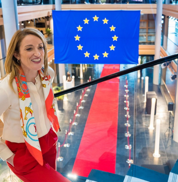 "Šajā Eiropas Parlamentā par savu misiju esam izvirzījuši pārraut tā sauktos Briseles un Strasbūras burbuļus un tuvināt Eiropu cilvēkiem, kurus mēs pārstāvam," atklājot pirmo ES Parlamentārās demokrātijas forumu, uzsvēra EP priekšsēdētāja Roberta Metsola.