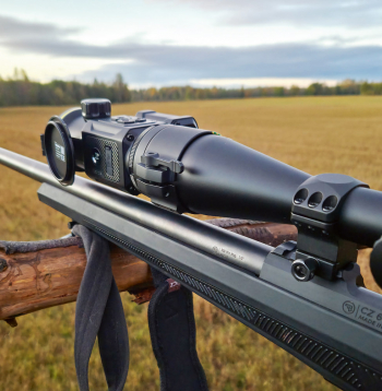 Uzlika uzmontēta uz tēmēkļa.