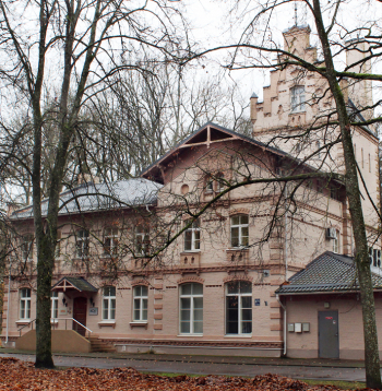 Starpkaru periodā nozīmīga bija Dr. L. Šēnfelda nervu slimnieku un garā vājo privātslimnīca Atgāzenes ielā (1934. gadā nosaukta par “Torņkalna privāto nervu slimnīcu un sanatoriju”) un Dr. A. Šēnfelda nervu un garā slimo slimnīca “Atgāzene”, ko atklāja 1933. gadā Vienības gatvē.