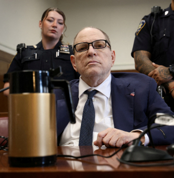 Bijušais Holivudas filmu producents Hārvijs Vainstīns Manhetenas krimināltiesā 2025. gada 12. jūnijā.