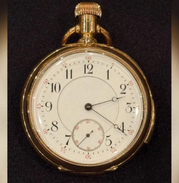 Kabatas pulkstenis apstājās brīdī, kad "Titāniks" pazuda zem viļņiem.