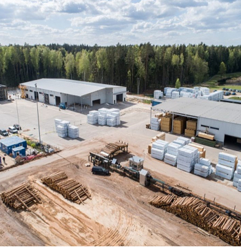 Ogres rūpnīcas pirmās kārtas ražošanas platība būs 14 500 kvadrātmetru, ražošanas jauda plānota 50 000 kubikmetru finiera gadā, kā arī tiks radītas 50 jaunas darba vietas.