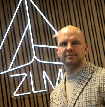 "Mūsu segmentā – specifiska izmēra un augstas kvalitātes finierskaida – ir mazāk konkurentu, tāpēc esam pārliecināti par šī biznesa virziena attīstību," uzskata "ZLM Birch" valdes loceklis Kristaps Grietiņš.