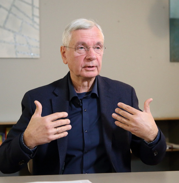 Kārlis Šadurskis: "Skola ir tas posms, kas veido mūsu nākotnes sabiedrību. Un tas taču ir absolūti nenormāli, ja mūsu jaunā paaudze nav spējīga latviski saprasties."