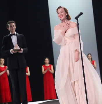 Gada aktrises balvu saņēma Maija Doveika par Blanšas lomu izrādē "Ilgu tramvajs" Latvijas Nacionālajā teātrī. Savā pateicības runā aktrise arī atzīmēja, ka "Spēlmaņu nakts" balvai nominēta jau septiņas reizes un beidzot sagaidījusi savu gandarījuma mirkli. "Tas, ko dara Maija Doveika, spēlējot Blanšu, ir vienkārši kaut kas neticams," sacīja žūrijas pārstāve.