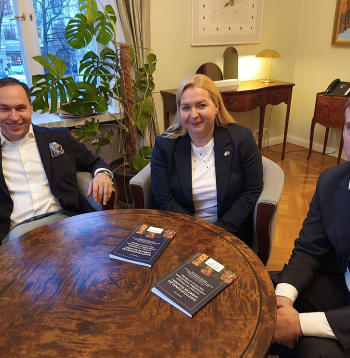 Ģeopolitikas pētījumu centra direktors Māris Andžāns (no kreisās), Latvijas Drošības un aizsardzības industriju federācijas valdes priekšsēdētāja Elīna Egle-Ločmele un pētījuma "Institucionālās inerces slazdā: Latvijas un Somijas aizsardzības industrijas politikas attīstība" autors Zintis Sils ir pārliecināti, ka Somija vienmēr ir bijis piemērs Latvijai aizsardzības politikas veidošanā.