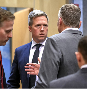 ASV armijas ministrs Daniels Driskols šobrīd ir galvenais sarunvedējs Ukrainas miera jautājumos. Puiciskā āriene maldina, jo viņu uzskata par vienu no ietekmīgākajiem Donalda Trampa administrācijā. Driskols savu palīgu ielenkumā Ženēvas sarunās svētdien.