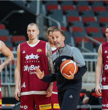 Sito Alonso padomus uzklausa Toms Leimanis. Fonā Dairis Bertāns (no labās), kuram spēle pret Nīderlandi būs pēdējā izlasē, un potenciālais debitants Ričards Aizpurs. "Daira ieguldījums izlasē ir fenomenāls, palīdzējis visiem iekļauties, labākais kapteinis, ko es zinu, no treneriem arī esmu dzirdējis – tev jābūt kā Dairim Bertānam," izlases ilggadējā spēlētāja devumu novērtē Aizpurs, kurš vēl nav sasniedzis pilngadību, bet jau fiziski ir gana nobriedis, lai spētu iekļauties pieaugušo basketbolā.