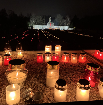 Rīgas Brāļu kapos tūkstošiem cilvēku noliek svecītes.