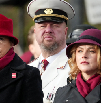 Ārlietu ministre Baiba Braže (no kreisās), Saeimas deputāts Jānis Skrastiņš un Ministru prezidente Evika Siliņa piedalās svinīgā ziedu nolikšanas ceremonijā pie Brīvības pieminekļa par godu Latvijas Republikas proklamēšanas 107. gadadienai.