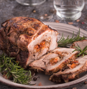 Liellopa daļas rulete ar aprikožu pildījumu.