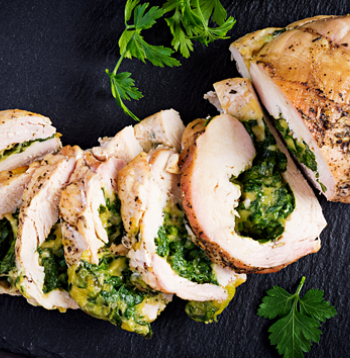 Cūkgaļas rulete ar spinātu pildījumu.