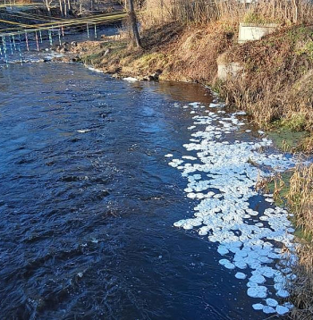 Iecavas upē novērotās "ledus pankūkas".
