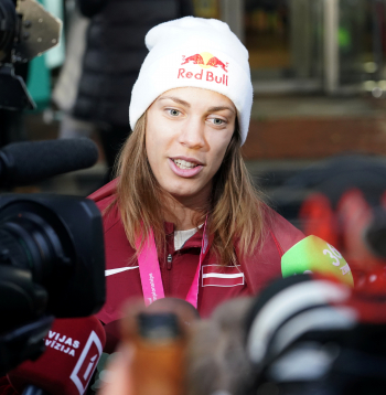 Pasaules čempione pludmales volejbolā Tīna Graudiņa atbild uz žurnālistu jautājumiem svinīgajā sagaidīšanas pasākumā Rīgas lidostā.