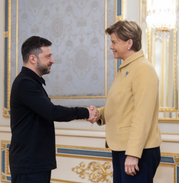 Ukrainas prezidents Volodimirs Zelenskis ceturtdien Kijivā pasniedza Latvijas ārlietu ministrei Baibai Bražei (JV) Ukrainas valsts II pakāpes ordeni "Par nopelniem".
