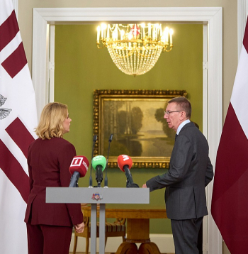 Pēc premjeres Evikas Siliņas tikšanās ar Valsts prezidentu Edgaru Rinkēviču žurnālisti trešdien vairākkārt premjerei vaicāja par iespējām saglābt šo valdību, uz ko viņa visai relaksēti atbildēja, ka par valdības stabilitāti tiekot vaicāts jau kopš tās izveidošanas.