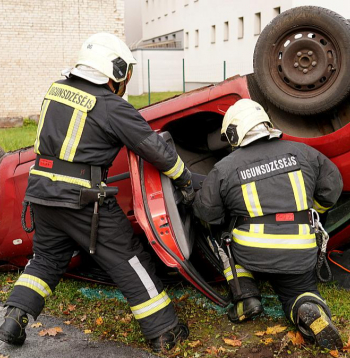 Statistika liecina, ka avārijās visvairāk dzīvību zaudējuši vieglo transportlīdzekļu vadītāji un gājēji. Attēlā: ugunsdzēsēji glābēji piedalās mācībās, kā rīkoties pēc ceļu satiksmes negadījumiem.