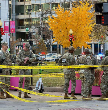 Nacionālās gvardes karavīri Vašingtonā netālu no nozieguma vietas.